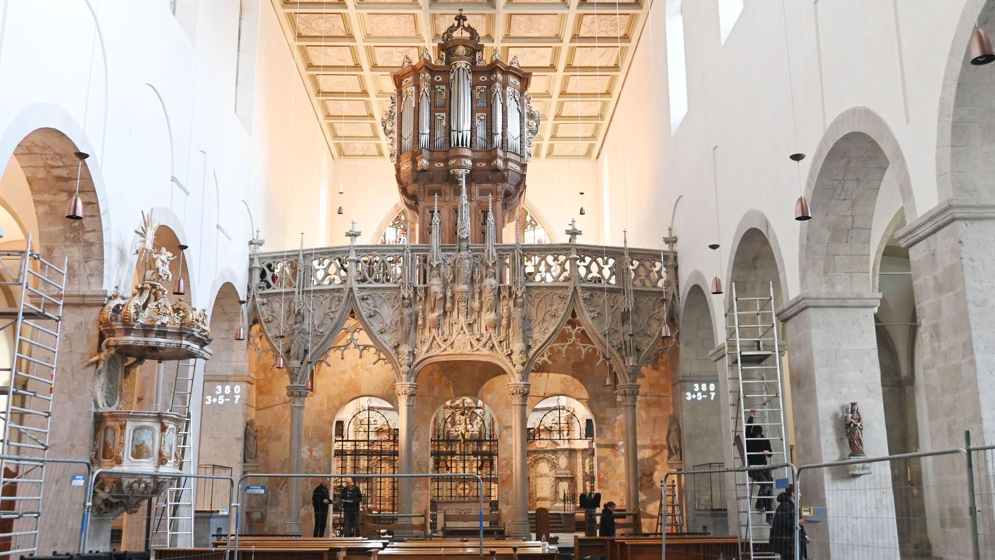 Zu sehen ist das Innere der Kirche St. Pantalon mit Kirchenschiff.