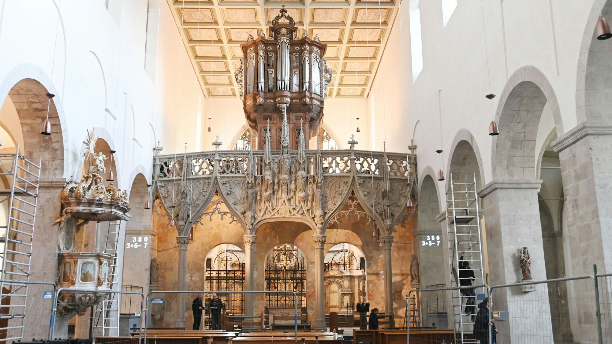 Zu sehen ist das Innere der Kirche St. Pantalon mit Kirchenschiff.