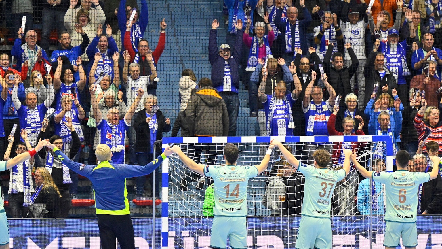 Eine Handball-Mannschaft jubelt mit ihren Fans.