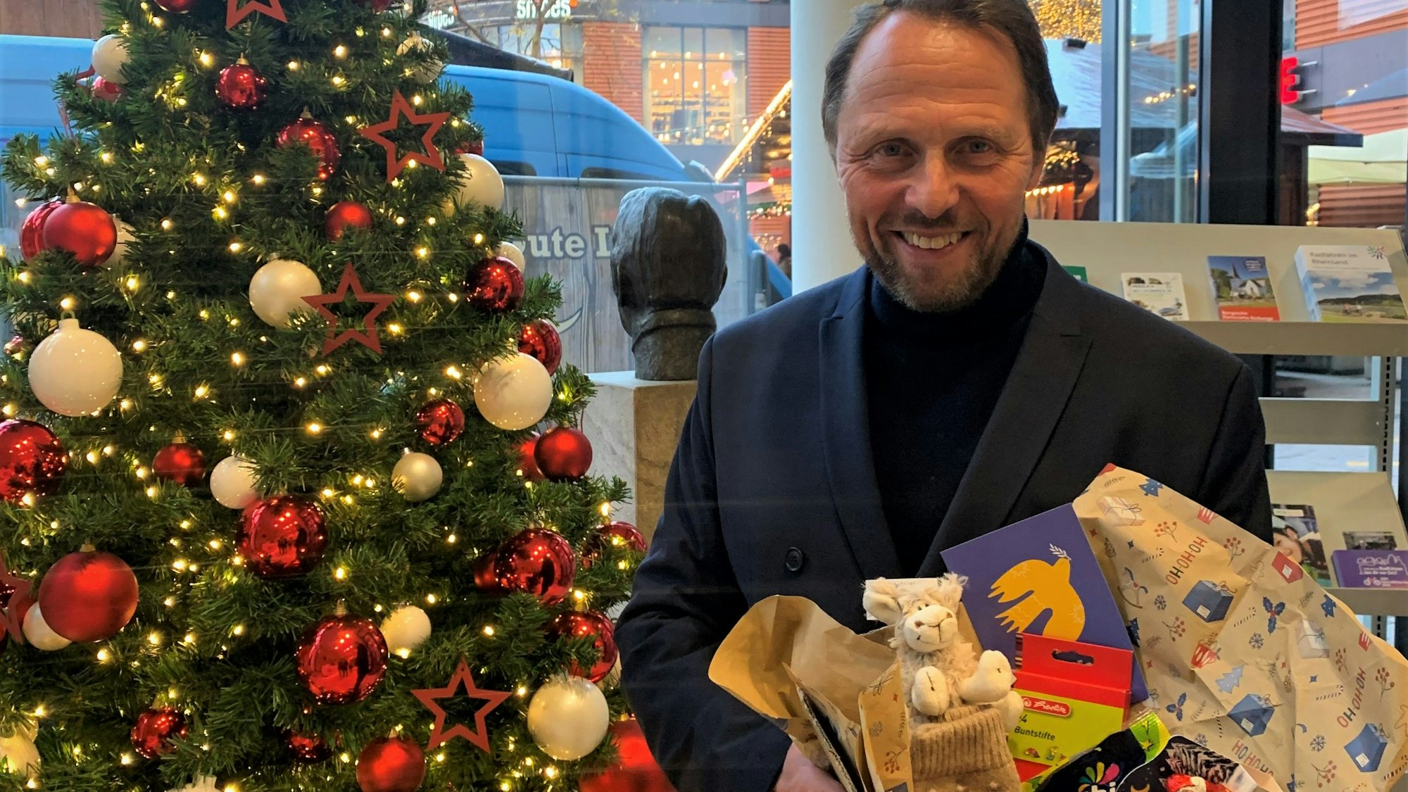 Oberbürgermeister Uwe Richrath mit einer Friedensbox.