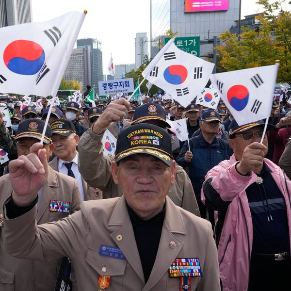 ARCHIV - 28.10.2024, Südkorea, Seoul: Mitglieder der koreanischen Vietnamkrieg-Veteranenvereinigung schwenken Nationalflaggen auf einer Kundgebung in Seoul gegen die jüngste Stationierung nordkoreanischer Truppen in Russland.