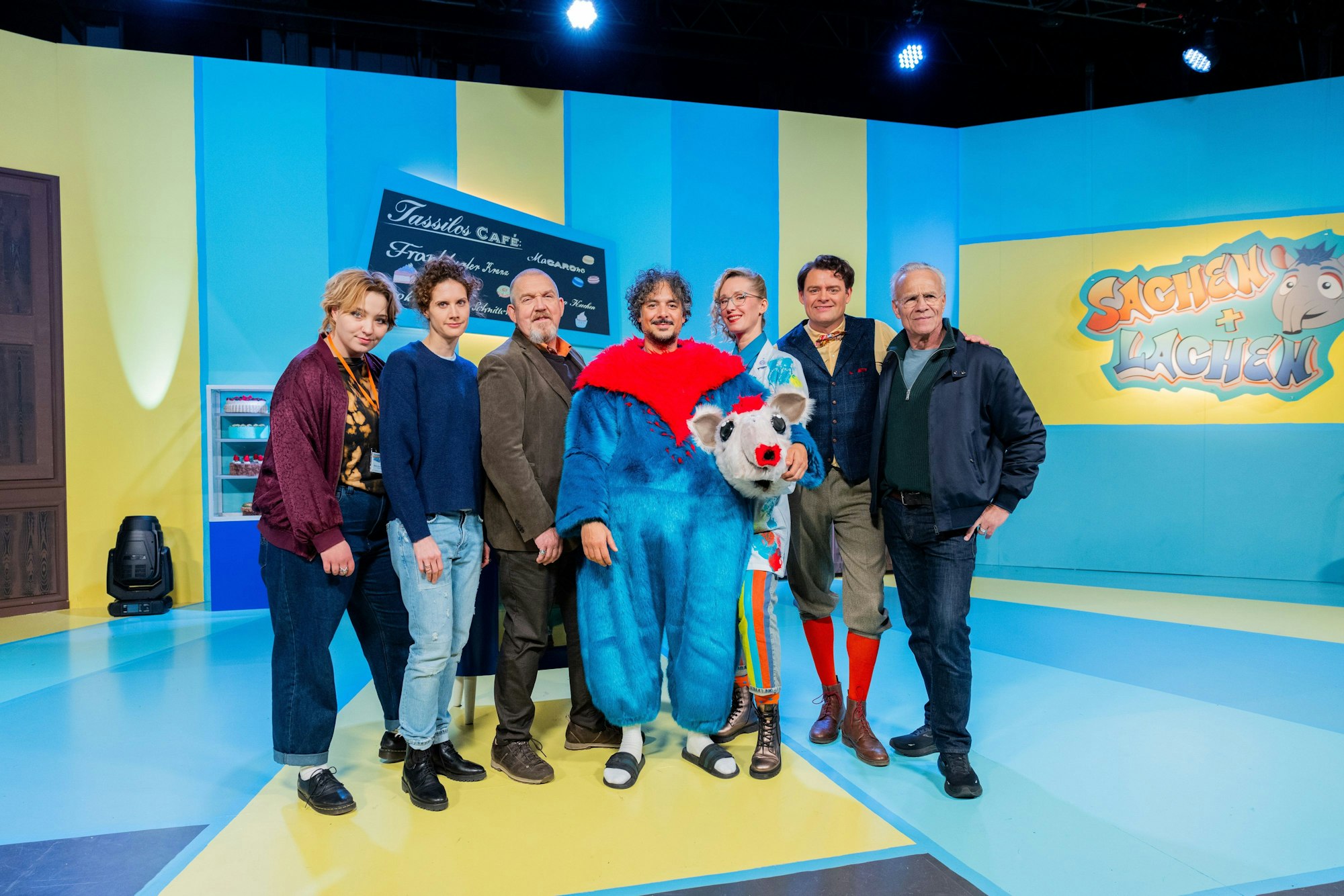 Die Schauspieler Bineta Hansen (l-r, als Marie Wolters), Jasmin Riedler (als Annabelle Mayers), Dietmar Bär (als Freddy Schenk), Erkan Acar (als Yassin Meret), Silvina Buchbauer (als Caro Anders), Max Giermann (als Frank Anders), und Klaus J. Behrendt (als Max Ballauf) stehen bei Dreharbeiten zum Kölner „Tatort“ im Studio