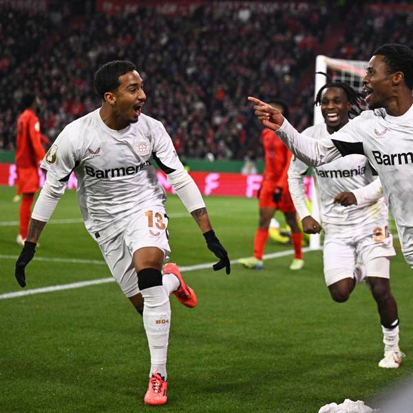 Leverkusens Nathan Tella (r) bejubelt sein Tor zum 1:0 im Pokalspiel beim FC Bayern.