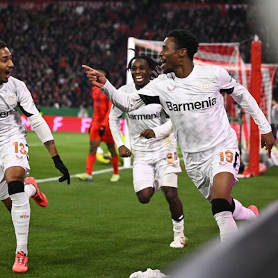 Leverkusens Nathan Tella (r) bejubelt sein Tor zum 1:0 im Pokalspiel beim FC Bayern.