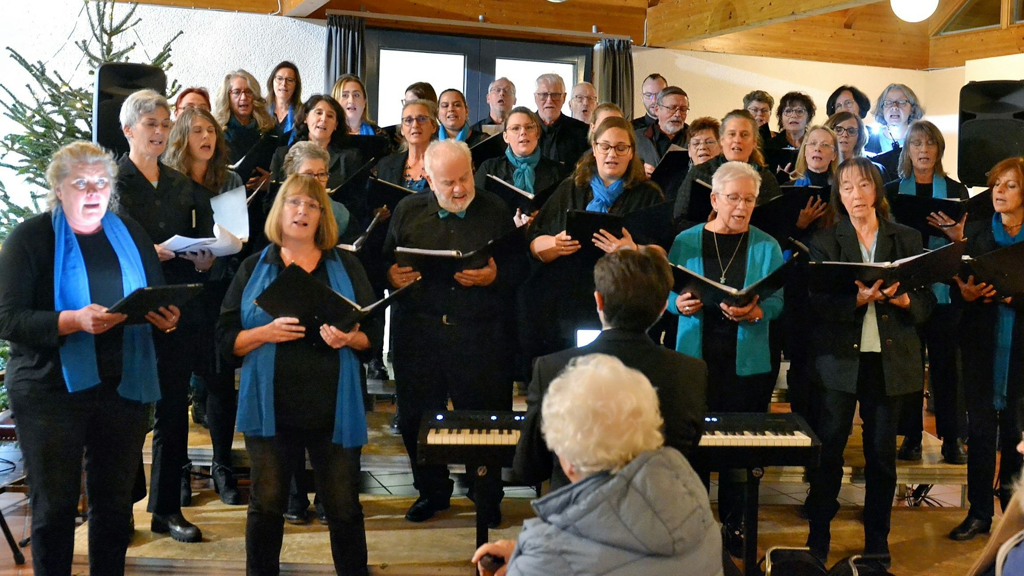 Die Sängerinnen und Sänger des Ahr „Voices-Chores“ beim Auftritt in der Kommerner Bürgerhalle.