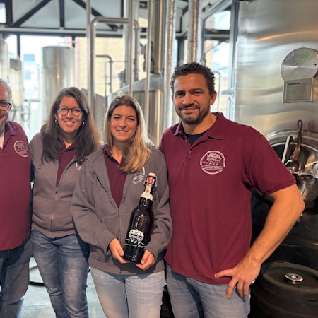 Auf dem Bild sind die zwei Ehepaare zu sehen, die gemeinsam die Brauerei betreiben