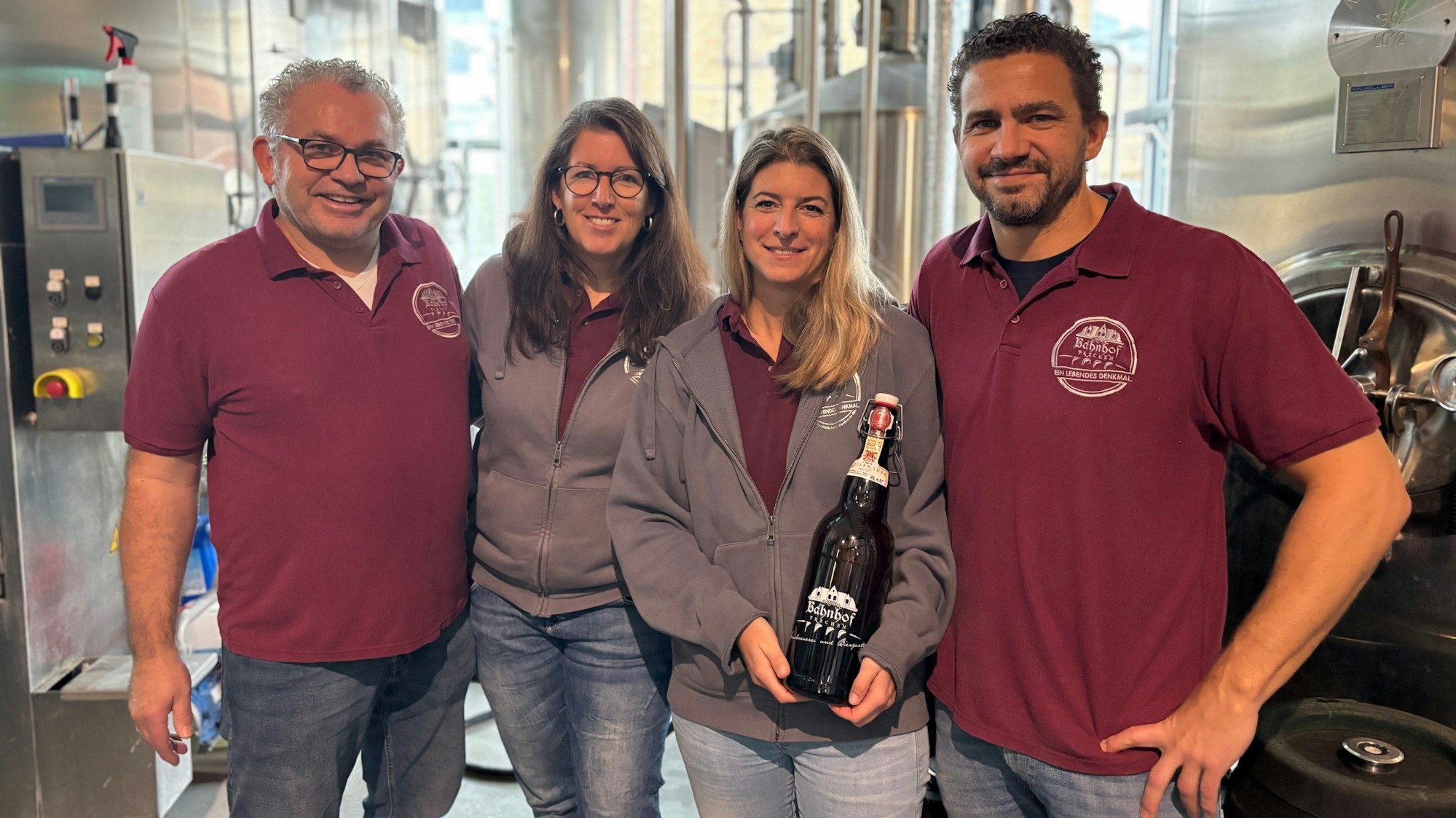 Auf dem Bild sind die zwei Ehepaare zu sehen, die gemeinsam die Brauerei betreiben