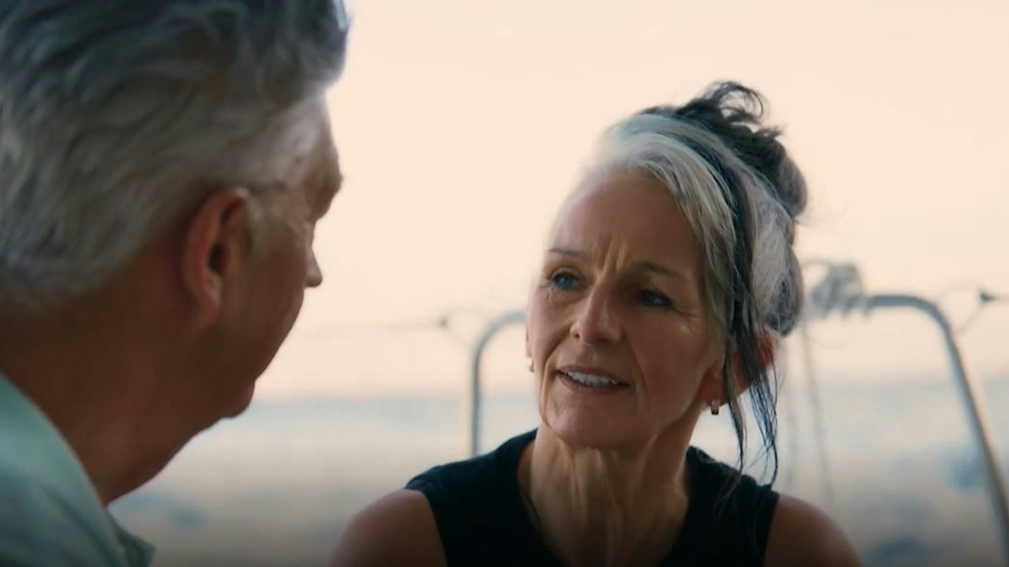 Sabine aus Troisdorf im Einzelgespräch mit dem „Golden Bachelor“ Franz Stärk (von hinten zu sehen)