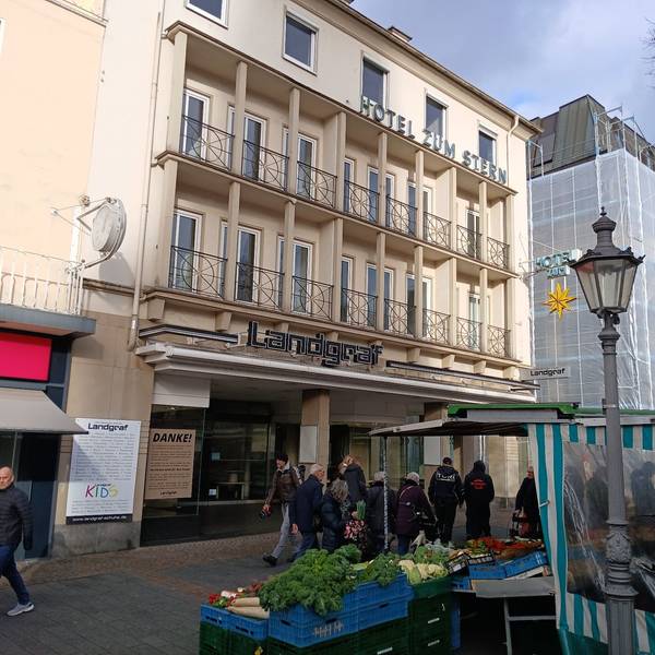 Ein Schuhgeschäft an einem Marktplatz.