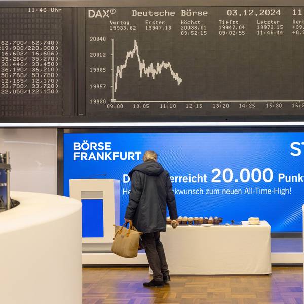 Blick auf die Anzeigetafel im Handelssaal der Börse. Der Dax hat am Dienstag, 3. Dezember, die Marke von 20.000 Punkten erstmals kurzzeitig überschritten und damit ein neues Allzeithoch markiert.