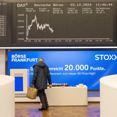 Blick auf die Anzeigetafel im Handelssaal der Börse. Der Dax hat am Dienstag, 3. Dezember, die Marke von 20.000 Punkten erstmals kurzzeitig überschritten und damit ein neues Allzeithoch markiert.
