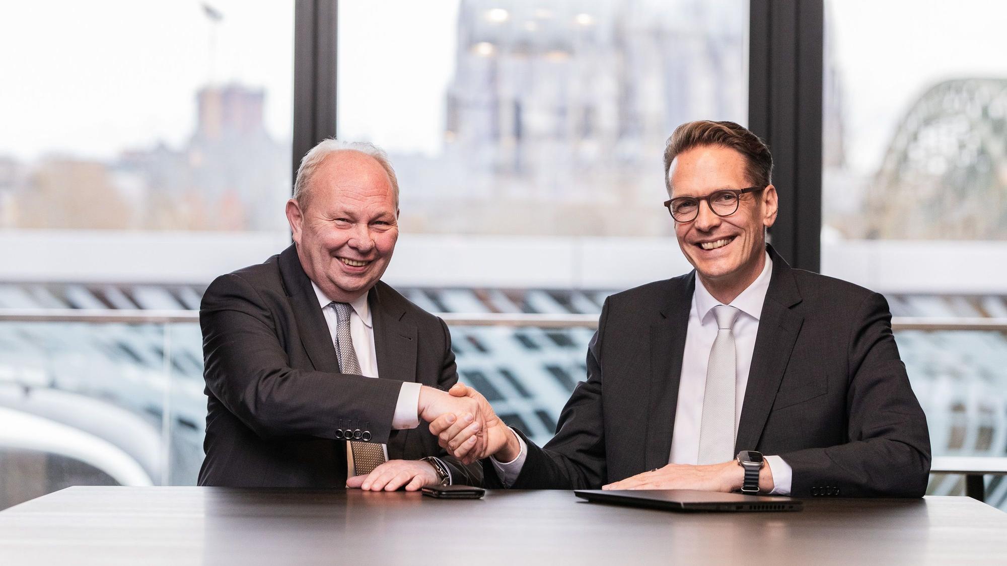 Gottfried Rüßmann (links) übergibt das Amt des Vorstandsvorsitzenden der DEVK zum Jahresanfang 2026 an seinen Nachfolger Michael Knaup.