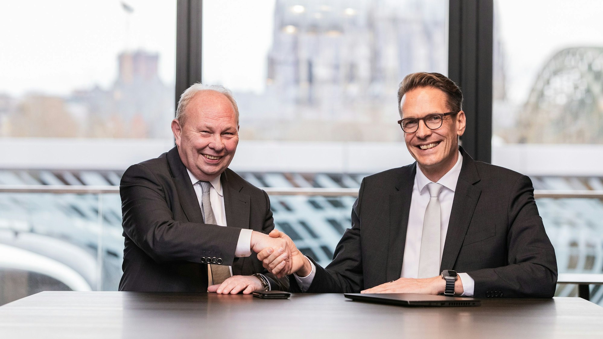 Gottfried Rüßmann (links) übergibt das Amt des Vorstandsvorsitzenden der DEVK zum Jahresanfang 2026 an seinen Nachfolger Michael Knaup.