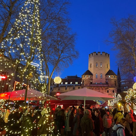 Der Weihnachtsmarkt 2024 auf dem Chlodwigplatz in der Kölner Südstadt.