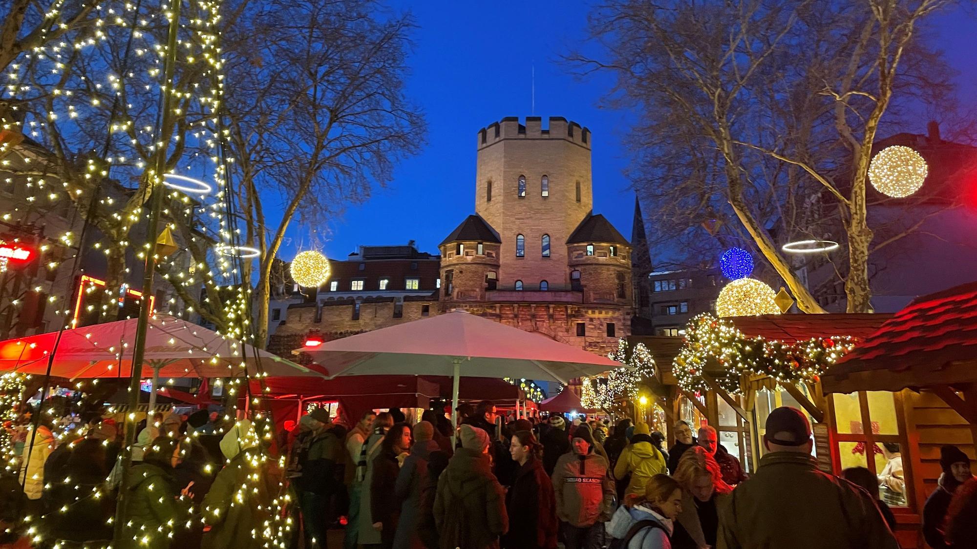Der Weihnachtsmarkt 2024 auf dem Chlodwigplatz in der Kölner Südstadt.