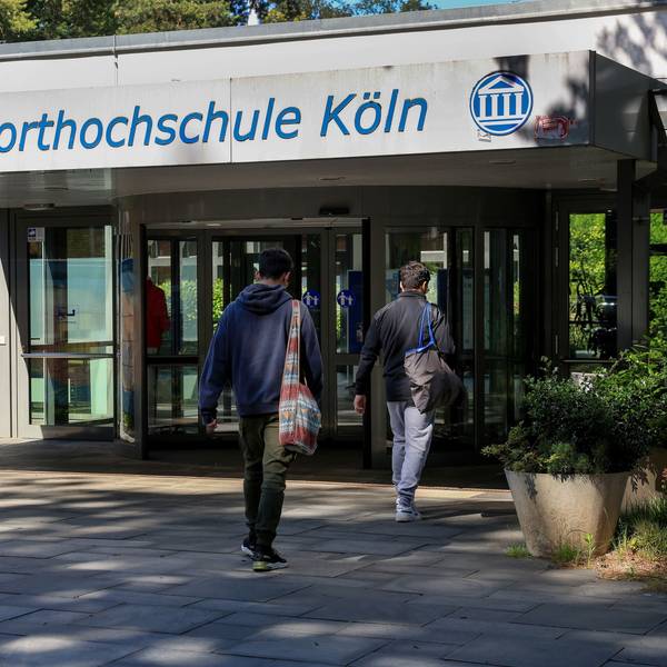 Im Bild der Eingangsbereich der Sporthochschule Köln.