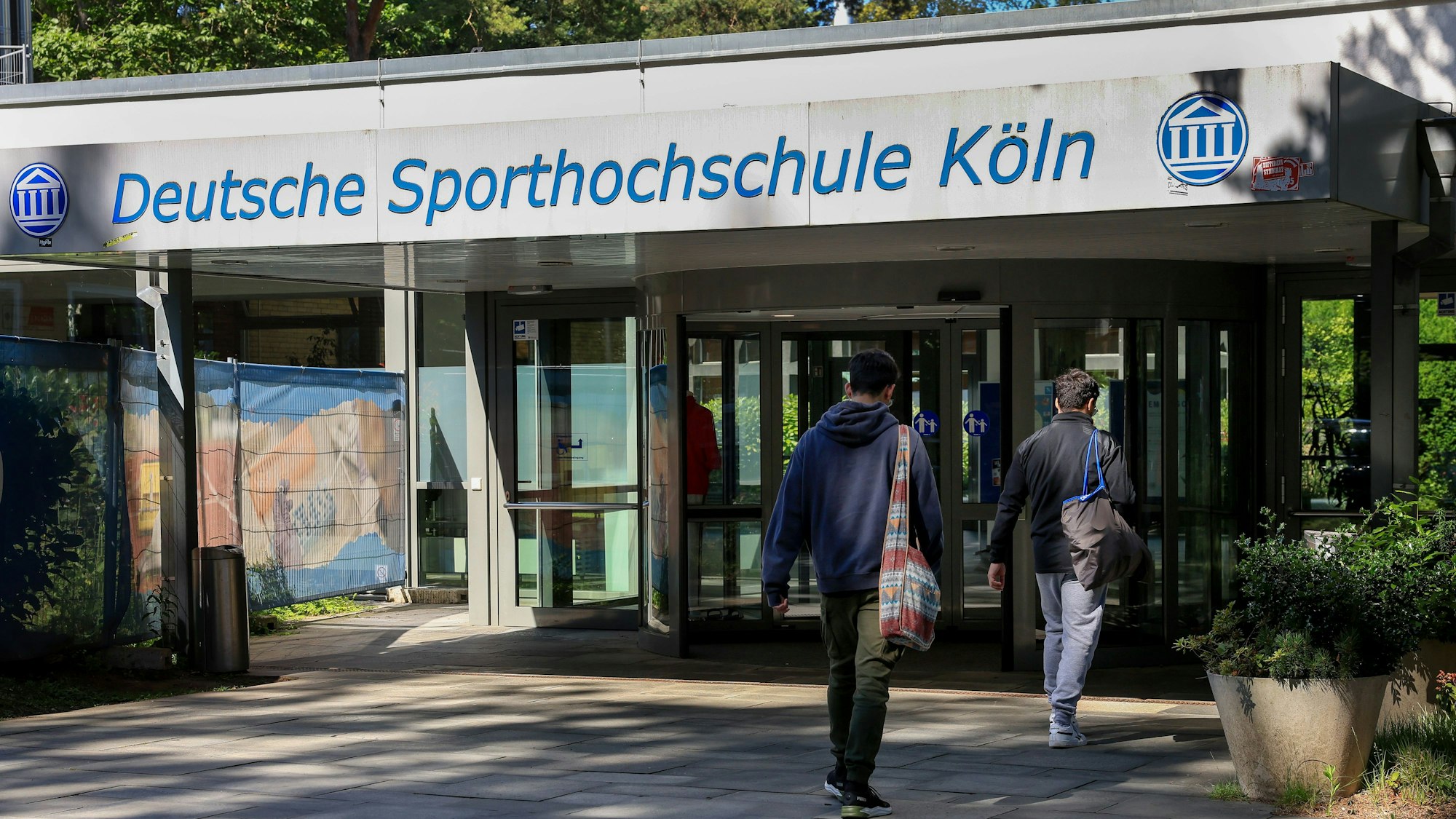 Im Bild der Eingangsbereich der Sporthochschule Köln.