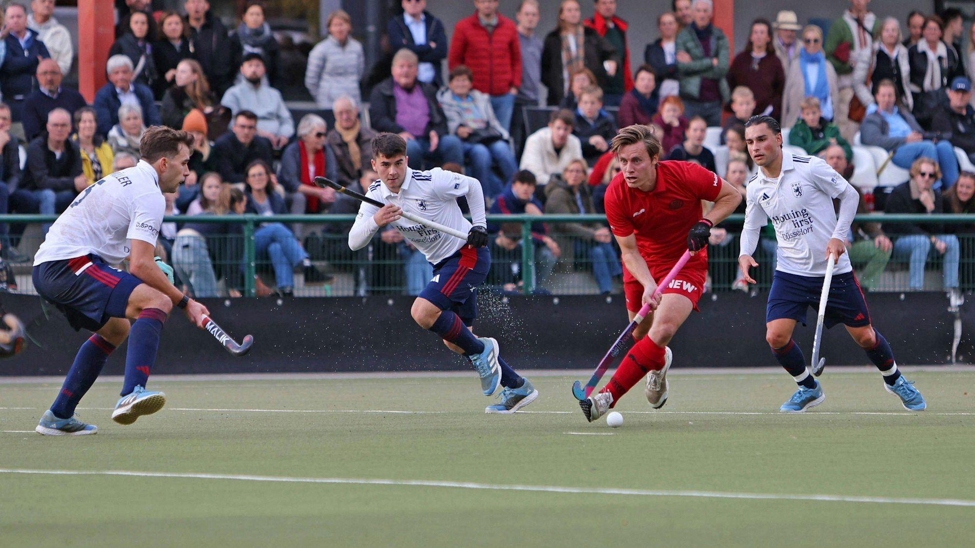 Feldhockey, 2. Bundesliga Feldhockey Herren, Feldsaison 24/25, 1. Herren Düsseldorfer HC vs. 1. Herren Gladbacher HTC 19.10.2024 Ergebnis: 4:3 n.P. 2:1 2:2 Motiv: v.li.: Angriff GHTC LÃ on Aumüller C DHC, 5 Nicolas Kobryn Melgarejo DHC, 21 Mats Grambusch GHTC, 3 Laurens Halfmann DHC, 17 Düsseldorf Düsseldorfer Hockey-Club 1905 e Nordrhein-Westfalen Deutschland Copyright: xSusannexBreithauptx