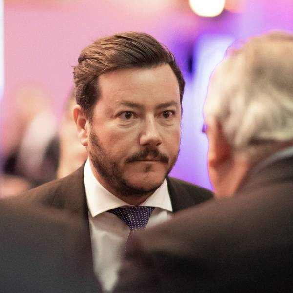 ARCHIV - 02.03.2020, Nordrhein-Westfalen, Düsseldorf: Rene Benko, österreichischer Immobilien-Unternehmer, unterhält sich beim Ständehaus-Treff der Rheinischen Post. (zu dpa: Vom Konsumtempel zum Problemfall: Der Niedergang der Warenhäuser) Foto: Marcel Kusch/dpa +++ dpa-Bildfunk +++