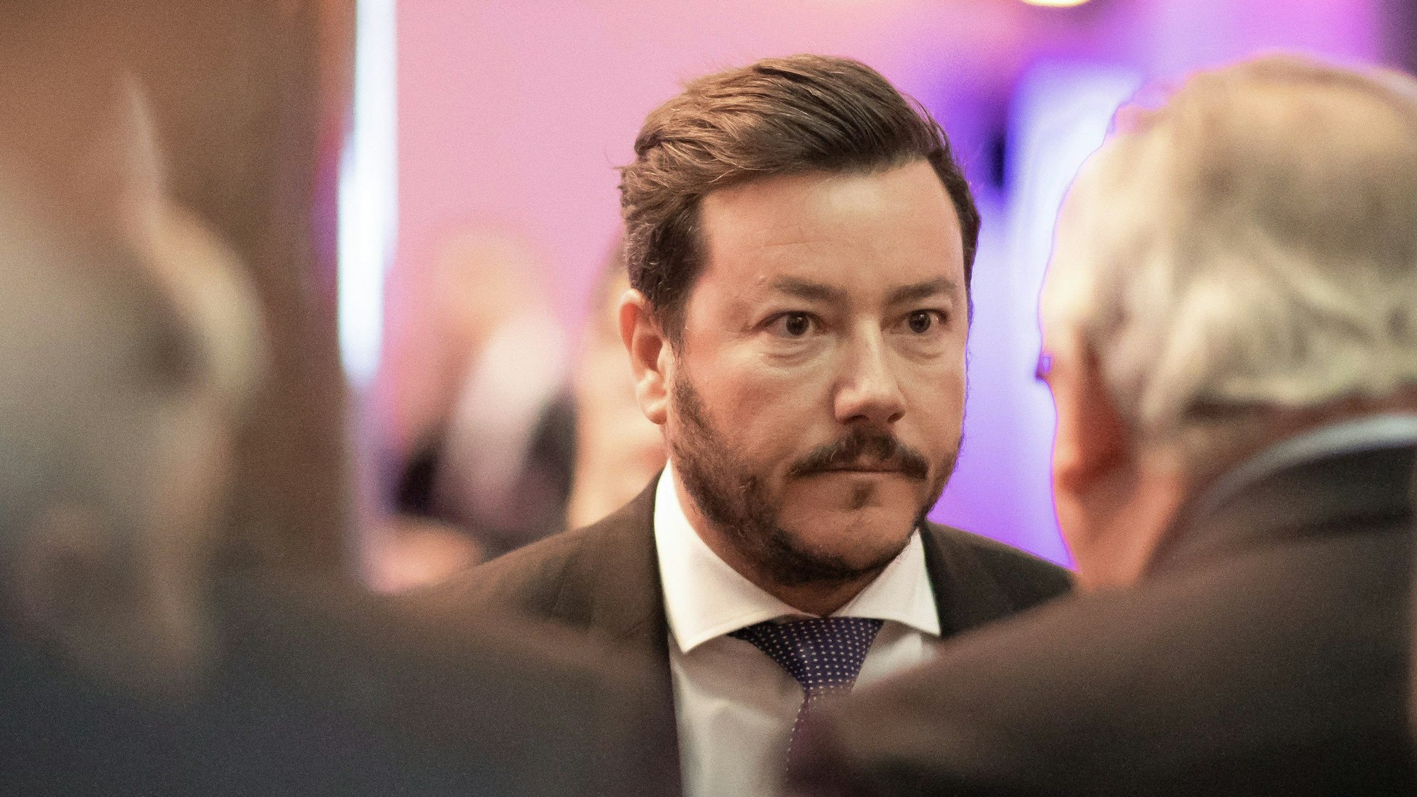 ARCHIV - 02.03.2020, Nordrhein-Westfalen, Düsseldorf: Rene Benko, österreichischer Immobilien-Unternehmer, unterhält sich beim Ständehaus-Treff der Rheinischen Post. (zu dpa: Vom Konsumtempel zum Problemfall: Der Niedergang der Warenhäuser) Foto: Marcel Kusch/dpa +++ dpa-Bildfunk +++