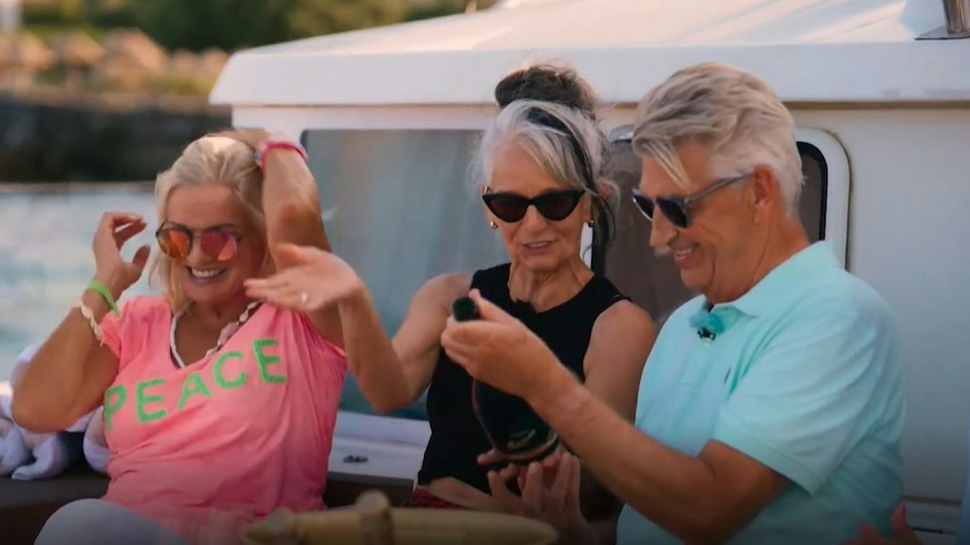 Sabine (m.) hat „sehr viel Erfahrung im Korkenknallenlassen“ und beweist das auf dem Katamaran in Kreta.