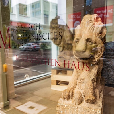 Blick ins Schaufenster des Römisch-Germanische Museums mit Steinlöwen