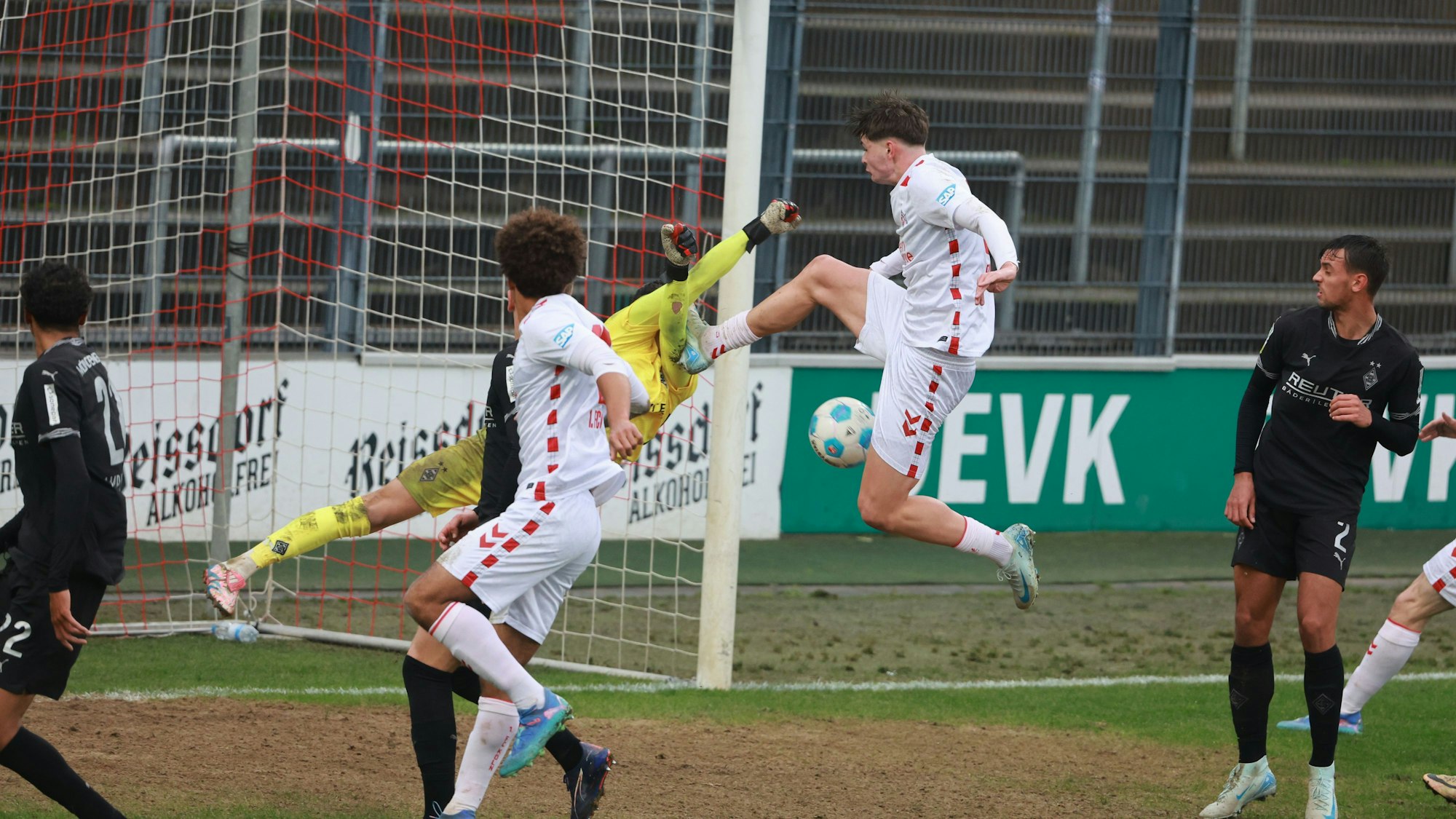 FC-Stürmer Jaka Potocnik mit einem harten Einsatz gegen Gladbach-Keeper Maximilian Neutgens