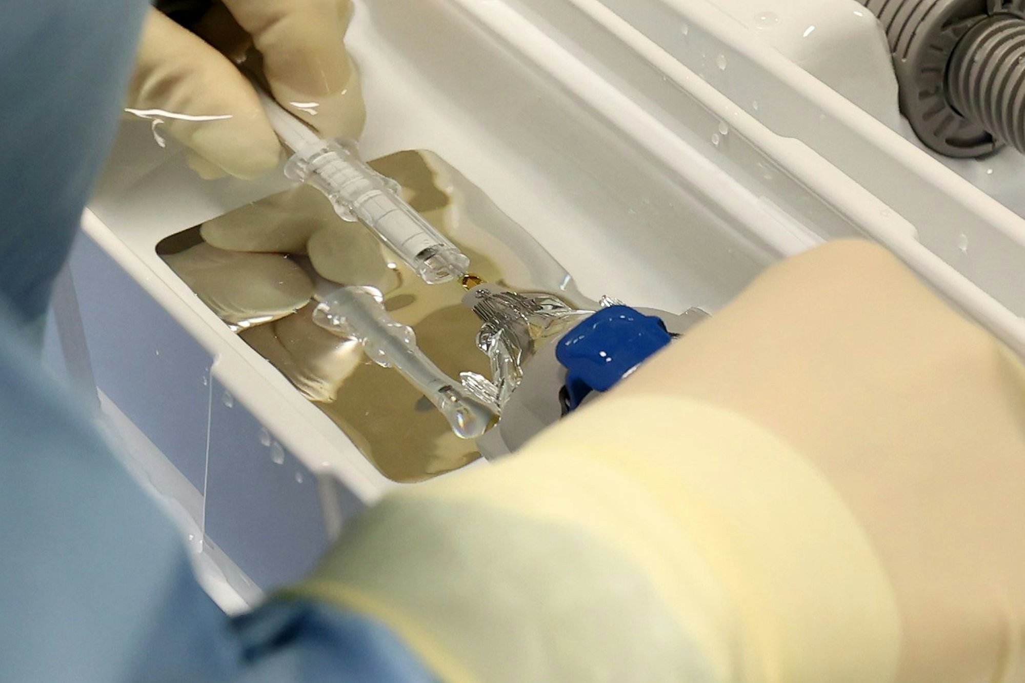 Ein Arzt steuert die Instrumente durch den Katheter.