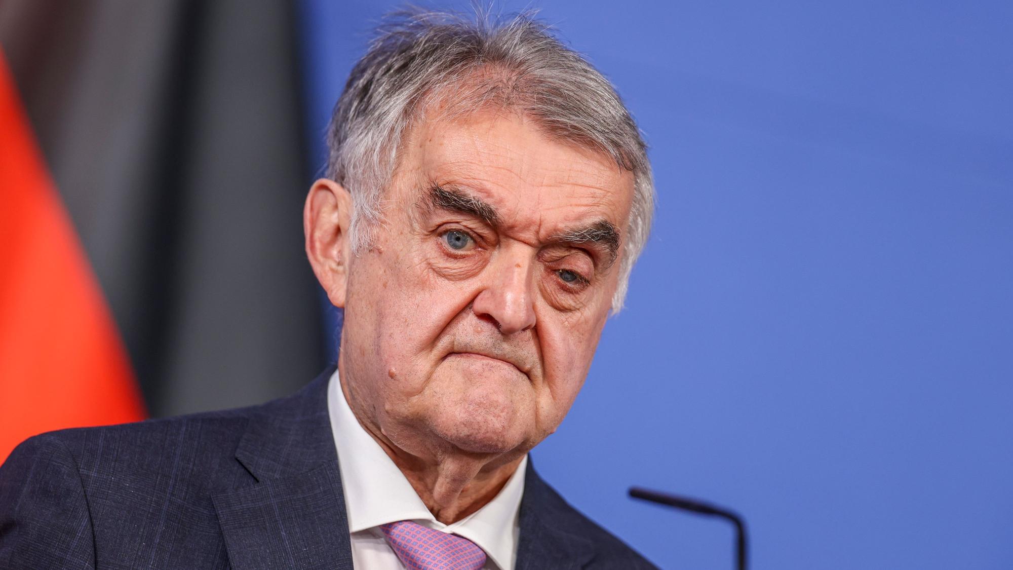 Herbert Reul (CDU), Innenminister des Landes Nordrhein-Westfalen, bei einer Pressekonferenz in der Staatskanzlei.