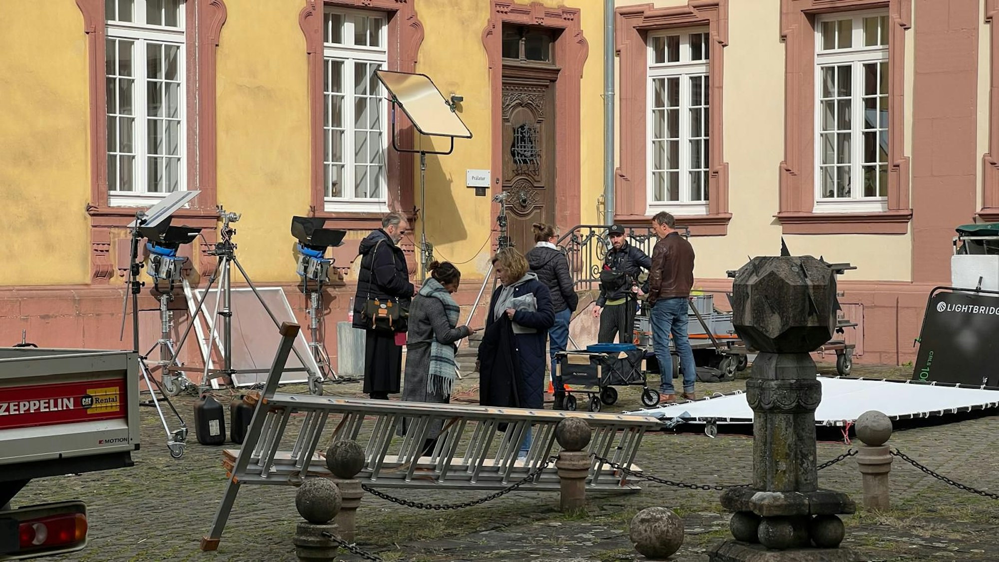 Das Foto zeigt Dreharbeiten im Hof des Klosters.
