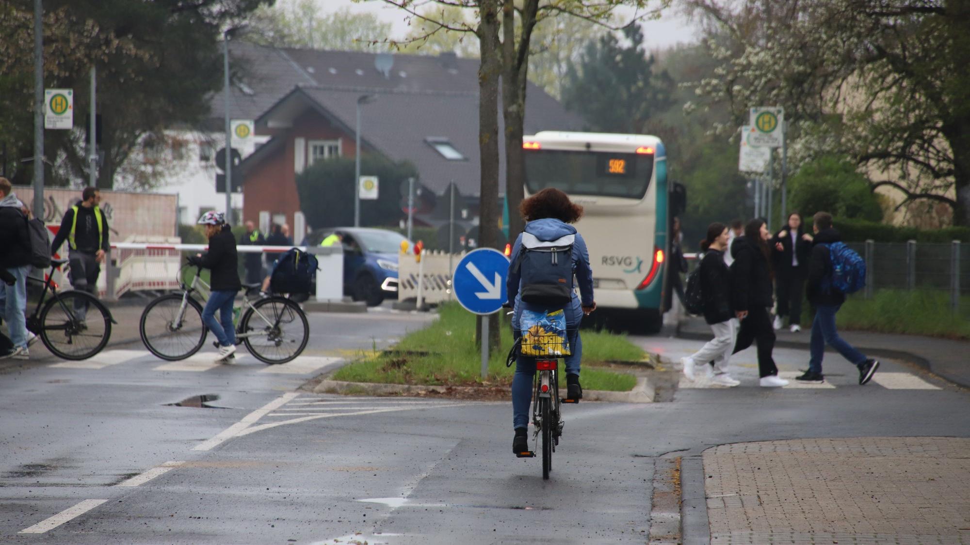 Das befürchtete Verkehrschaos beim Verkehrsversuch am Schulcampus Fritz-Jacobi-Straße blieb am ersten Tag aus.