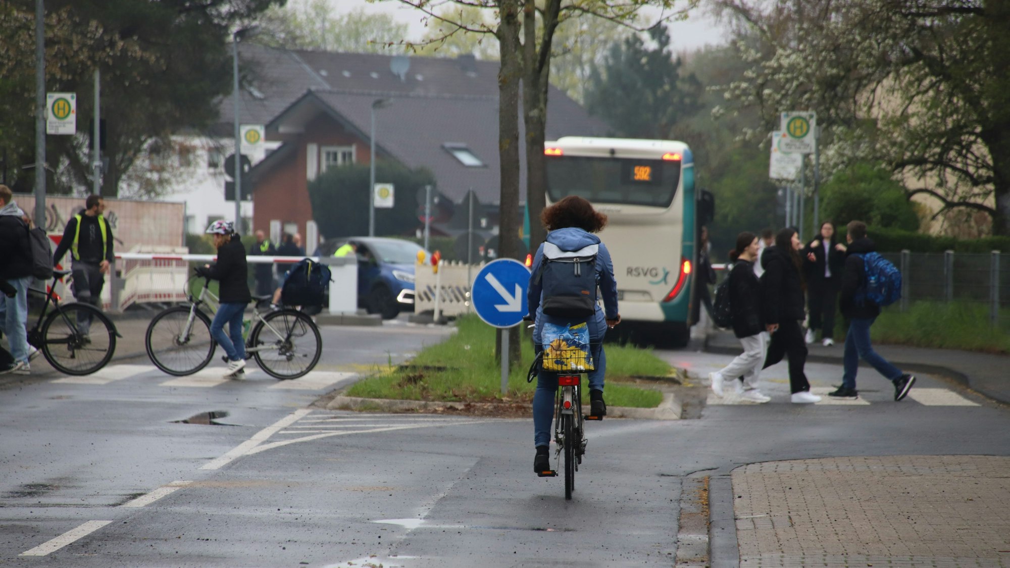 Das befürchtete Verkehrschaos beim Verkehrsversuch am Schulcampus Fritz-Jacobi-Straße blieb am ersten Tag aus.