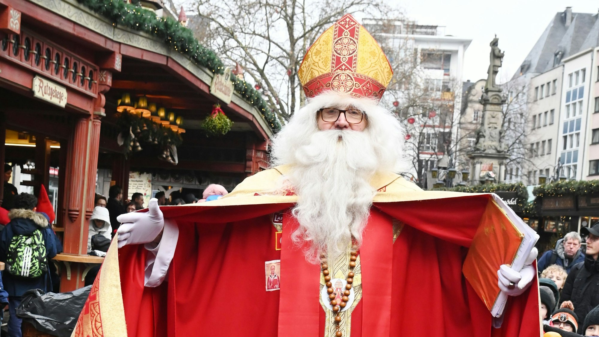 Wolfgang Kimmig-Liebe steht im Nikolauskostüm auf dem Weihnachtsmarkt.