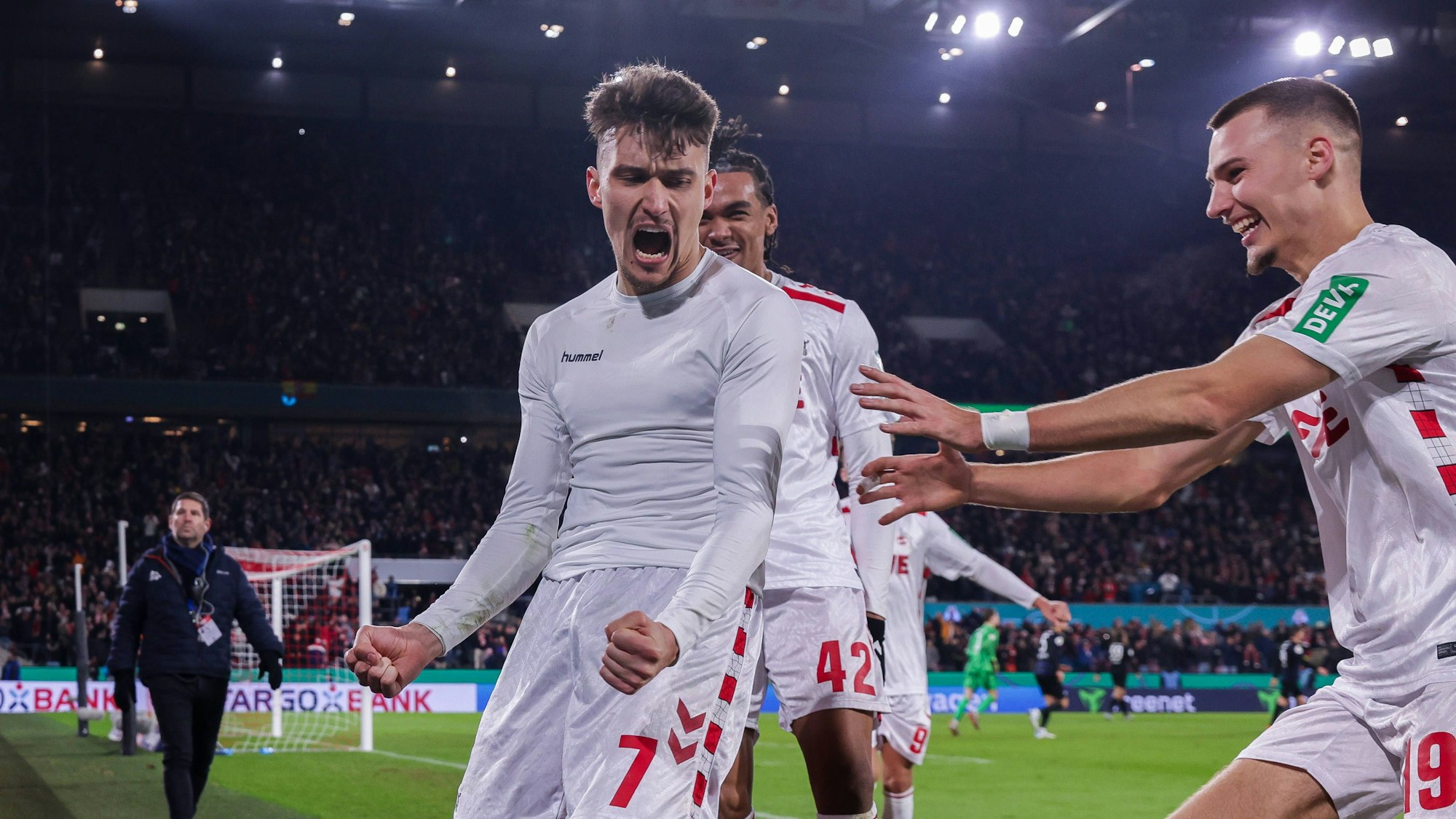 Dejan Ljubicic bejubelt seinen Treffer zum 2:1