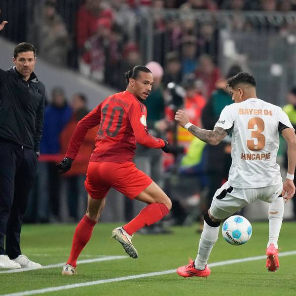 Leverkusens Trainer Xabi Alonso (l.), Bayer-Verteidiger Piero Hincapie (r.) und Münchens Leroy Sane.