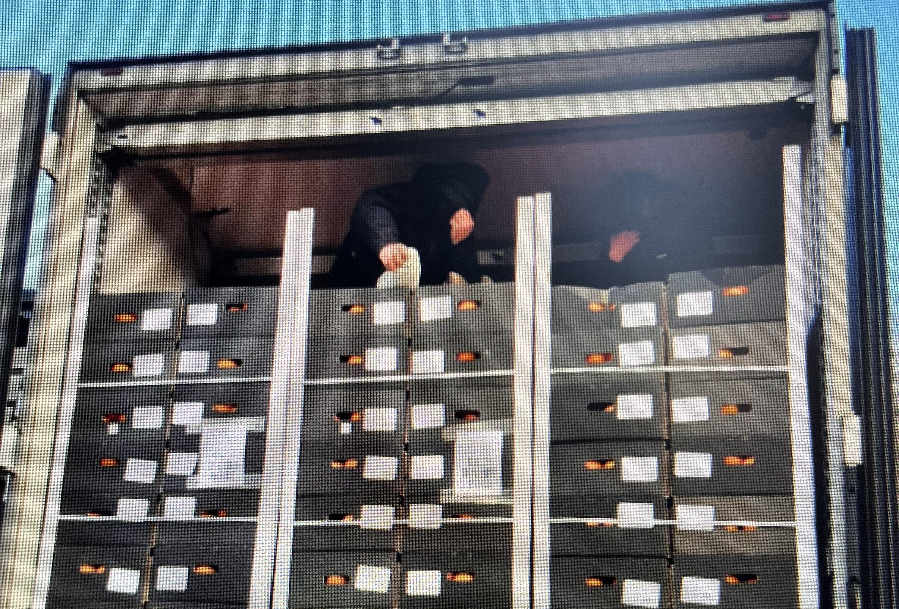 Die hinzugerufene Bundespolizei entschied sich schließlich, den Kühllaster zu öffnen.