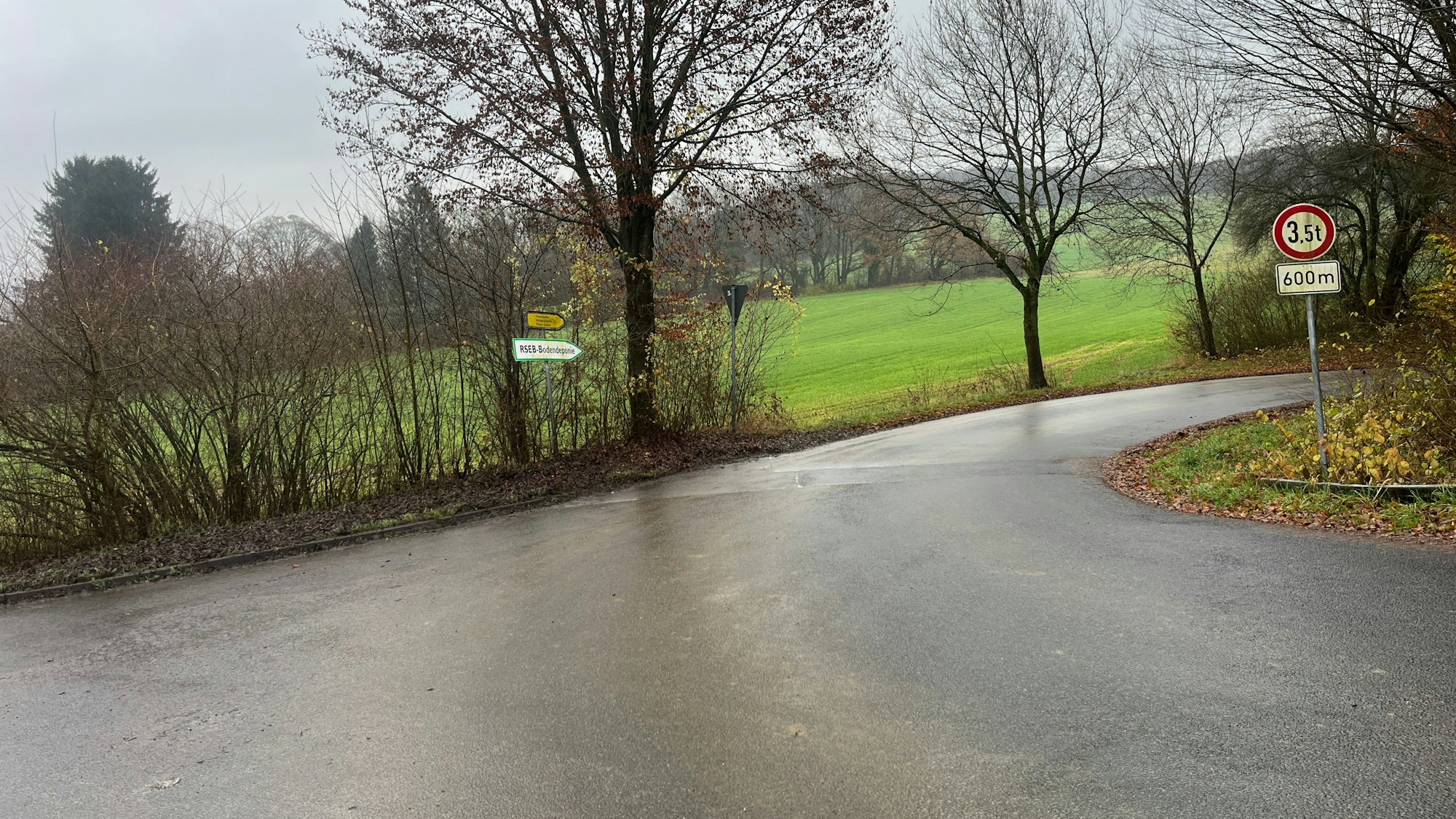 Auf einem Feld bei Petershohn könnte eine Rettungswache gebaut werden.