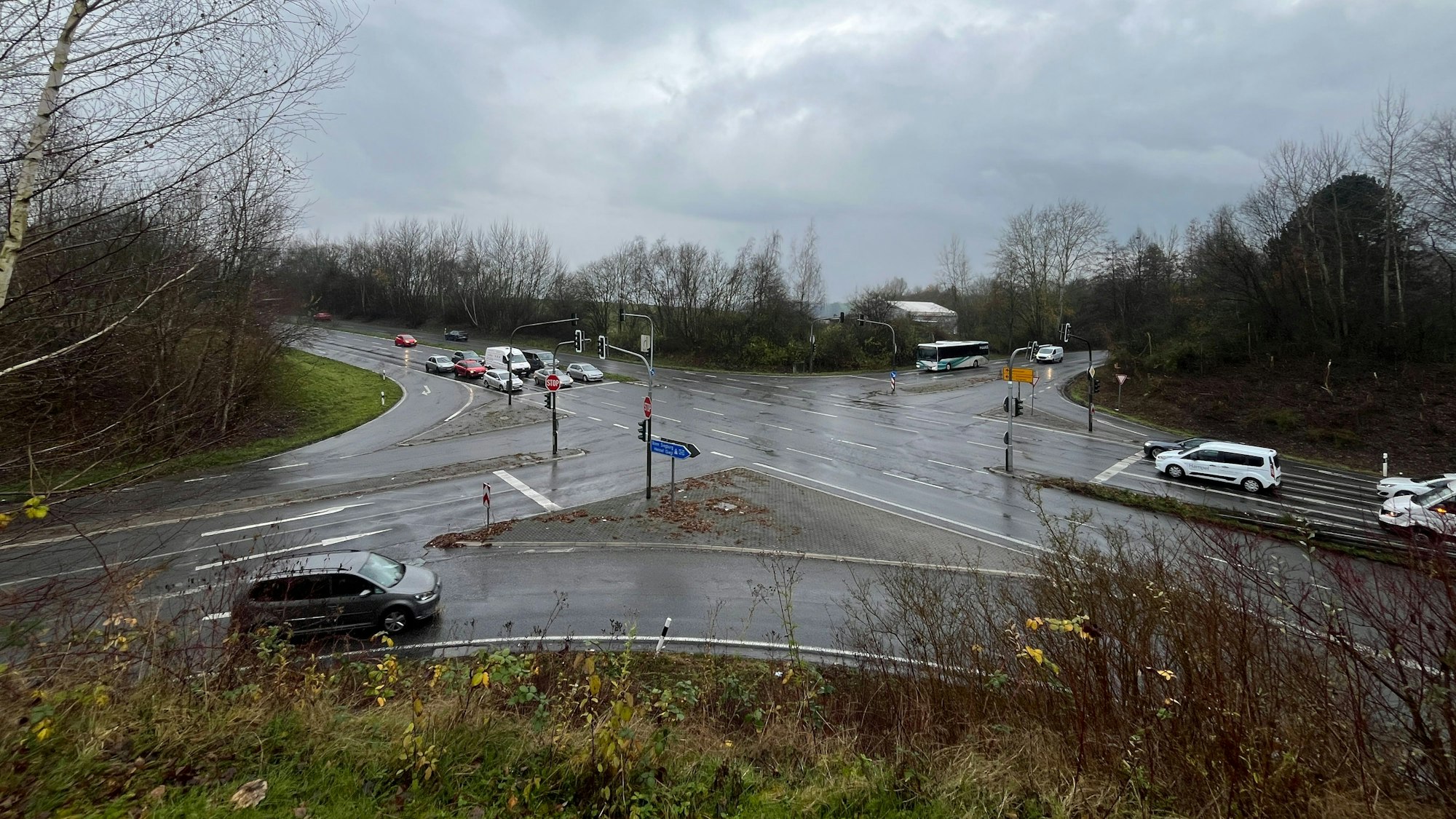 Blick auf eine große Verkehrskreuzung mit Ampeln und Autos.