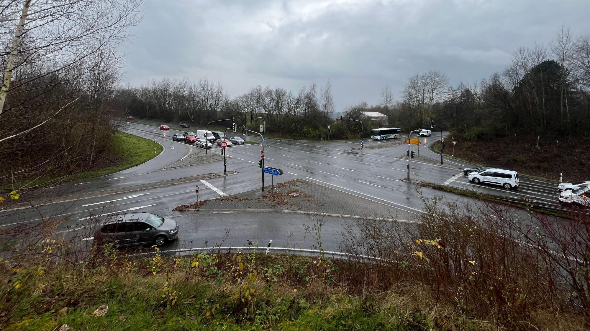 Autobahn 560 und Bundesstraße 8 treffen auf Europaallee und Wingenshof.