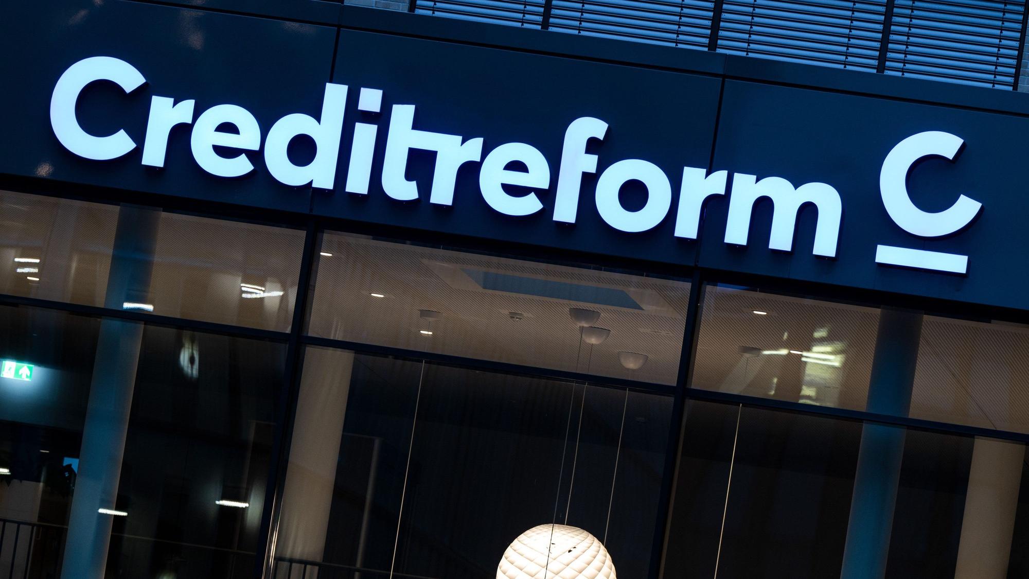 ARCHIV - 09.12.2021, Nordrhein-Westfalen, Neuss: Der Namenszug von Creditreform steht über dem Eingang zur Zentrale des Unternehmens. (zu dpa: «Bayerische Unternehmen zahlen am schnellsten») Foto: Federico Gambarini/dpa +++ dpa-Bildfunk +++