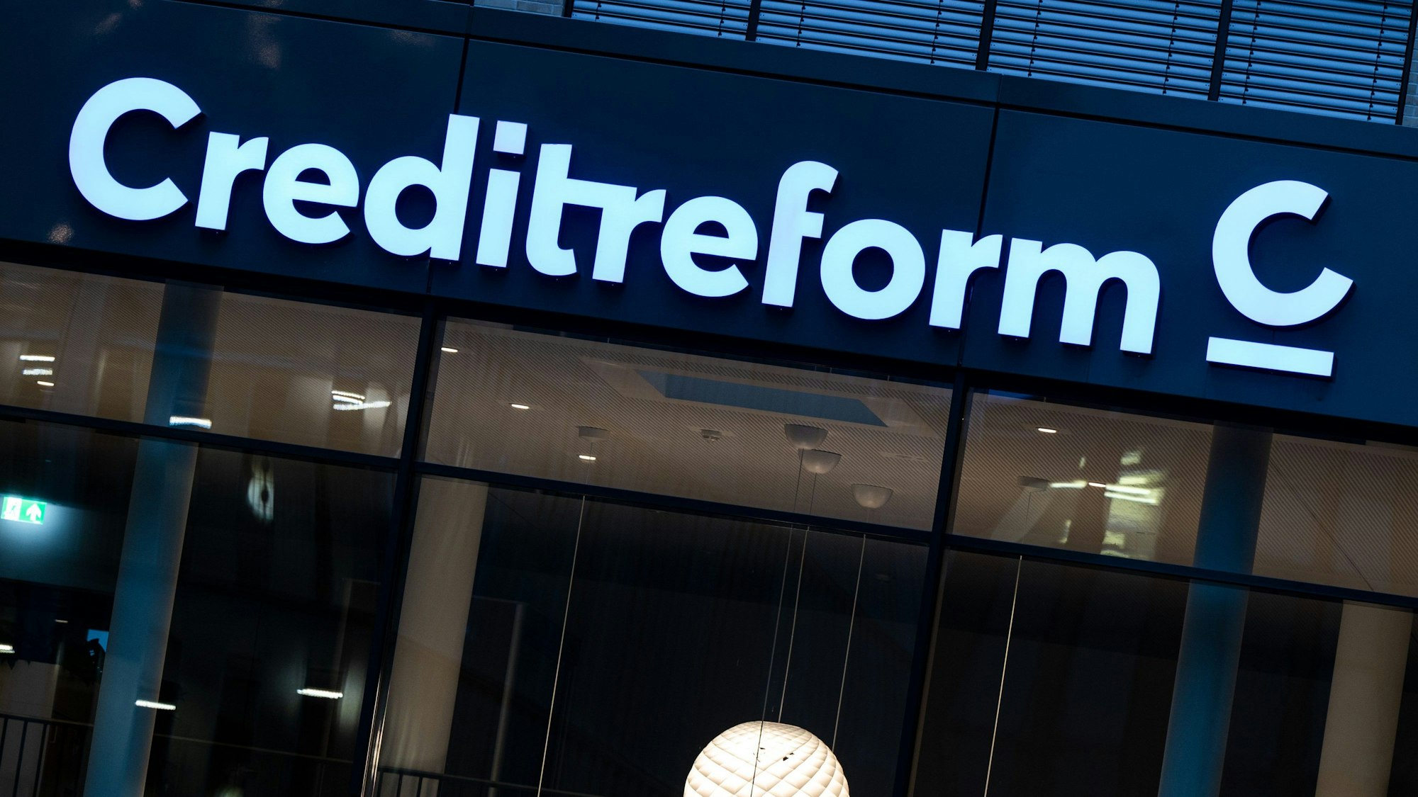 ARCHIV - 09.12.2021, Nordrhein-Westfalen, Neuss: Der Namenszug von Creditreform steht über dem Eingang zur Zentrale des Unternehmens. (zu dpa: «Bayerische Unternehmen zahlen am schnellsten») Foto: Federico Gambarini/dpa +++ dpa-Bildfunk +++