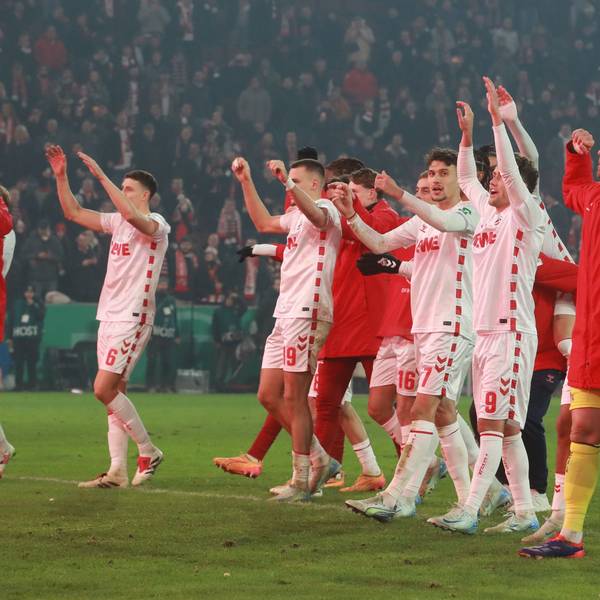 Spieler des FC jubeln nach dem Sieg vor der Südkurve.