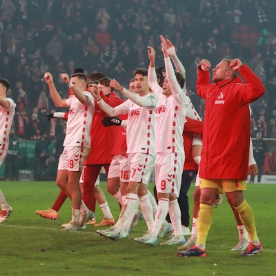 Spieler des FC jubeln nach dem Sieg vor der Südkurve.