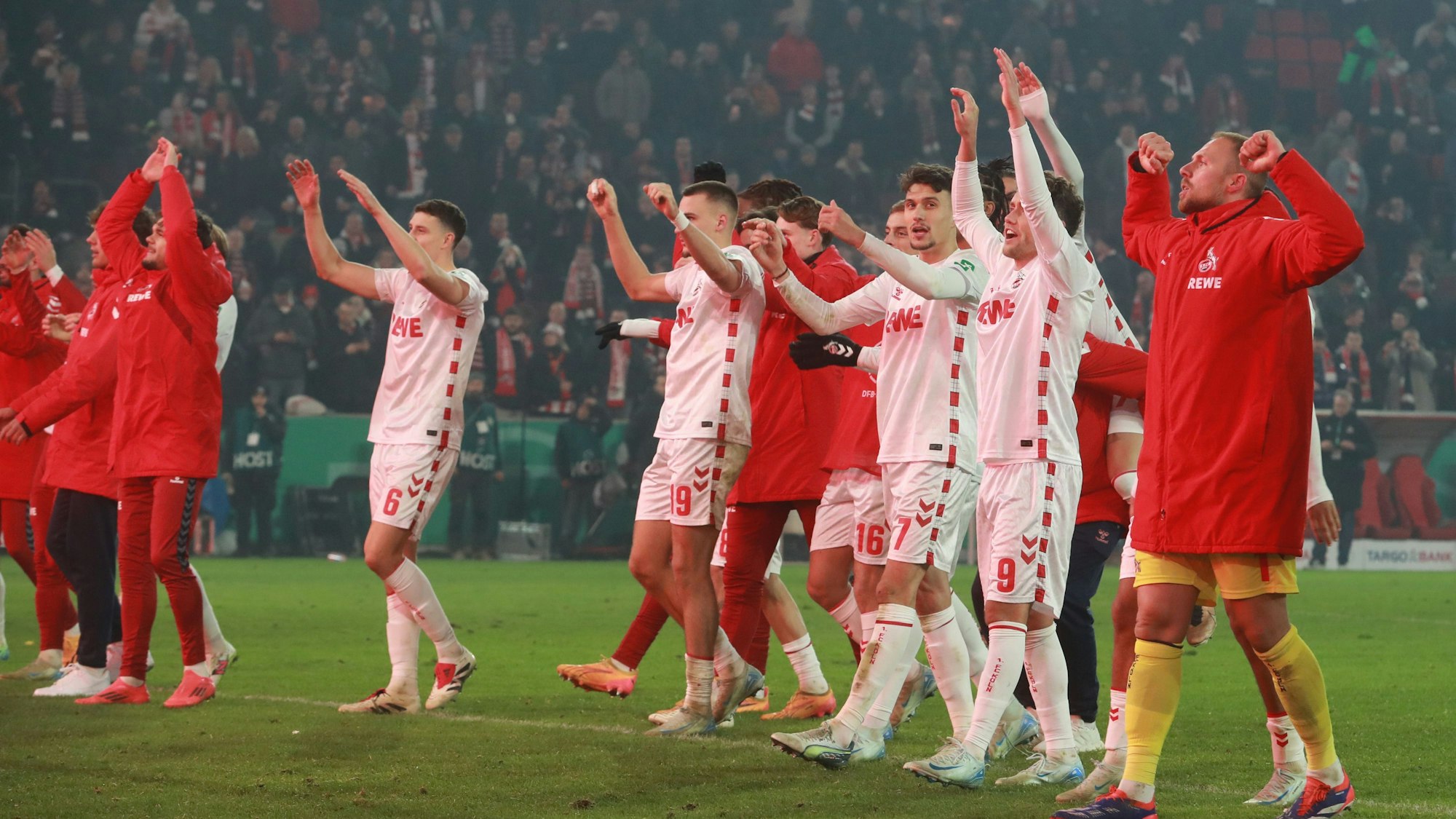 Spieler des FC jubeln nach dem Sieg vor der Südkurve.