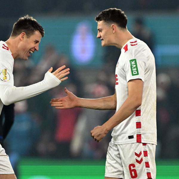 Dominique Heintz (l) und Eric Martel feiern den 2:1-Sieg über Berlin.