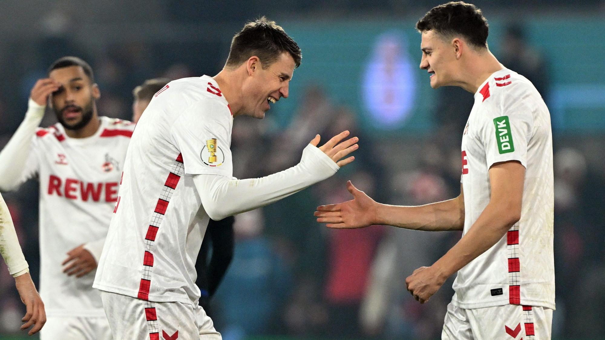 Dominique Heintz (l) und Eric Martel feiern den 2:1-Sieg über Berlin.