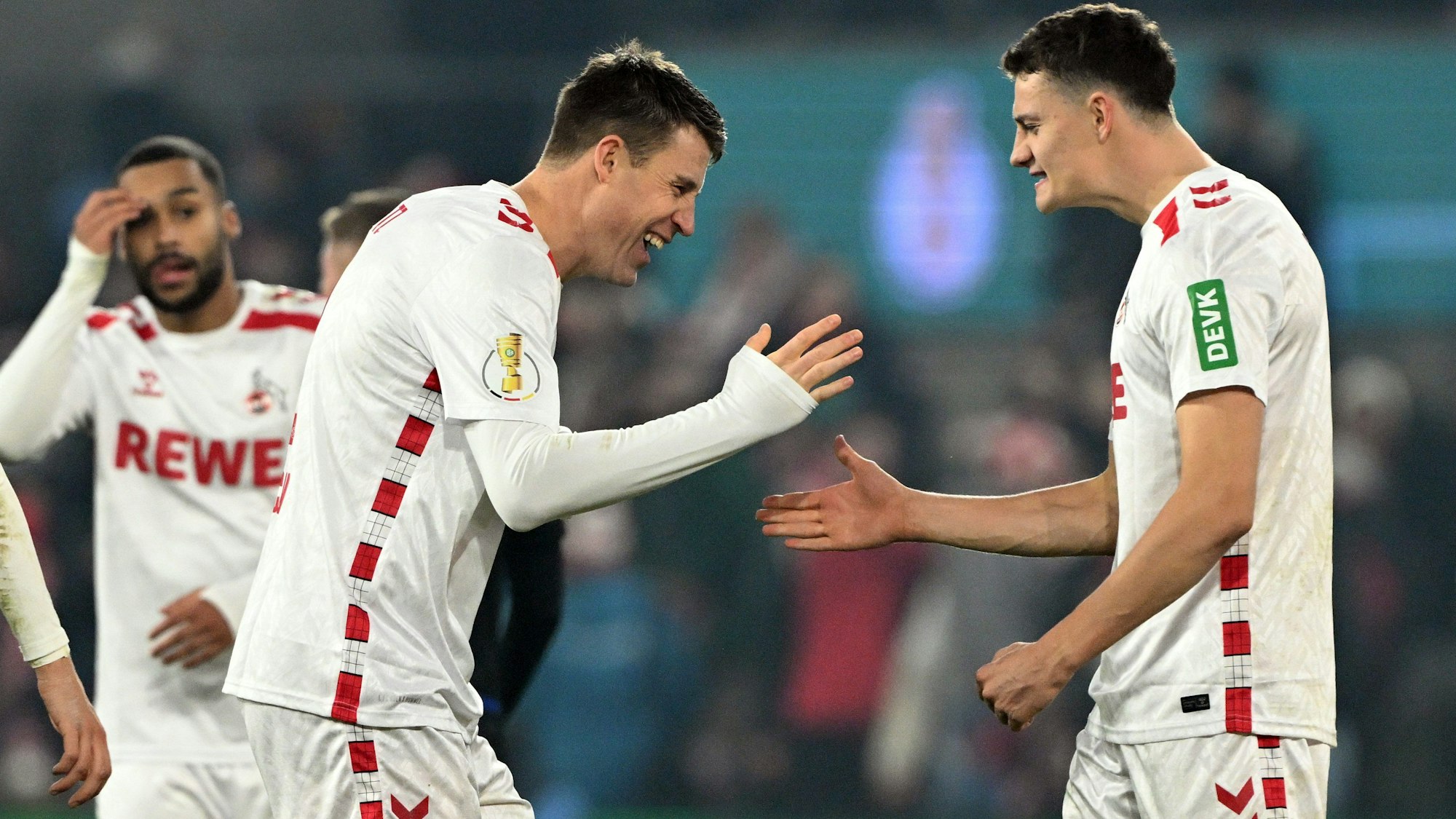 Dominique Heintz (l) und Eric Martel feiern den 2:1-Sieg über Berlin.