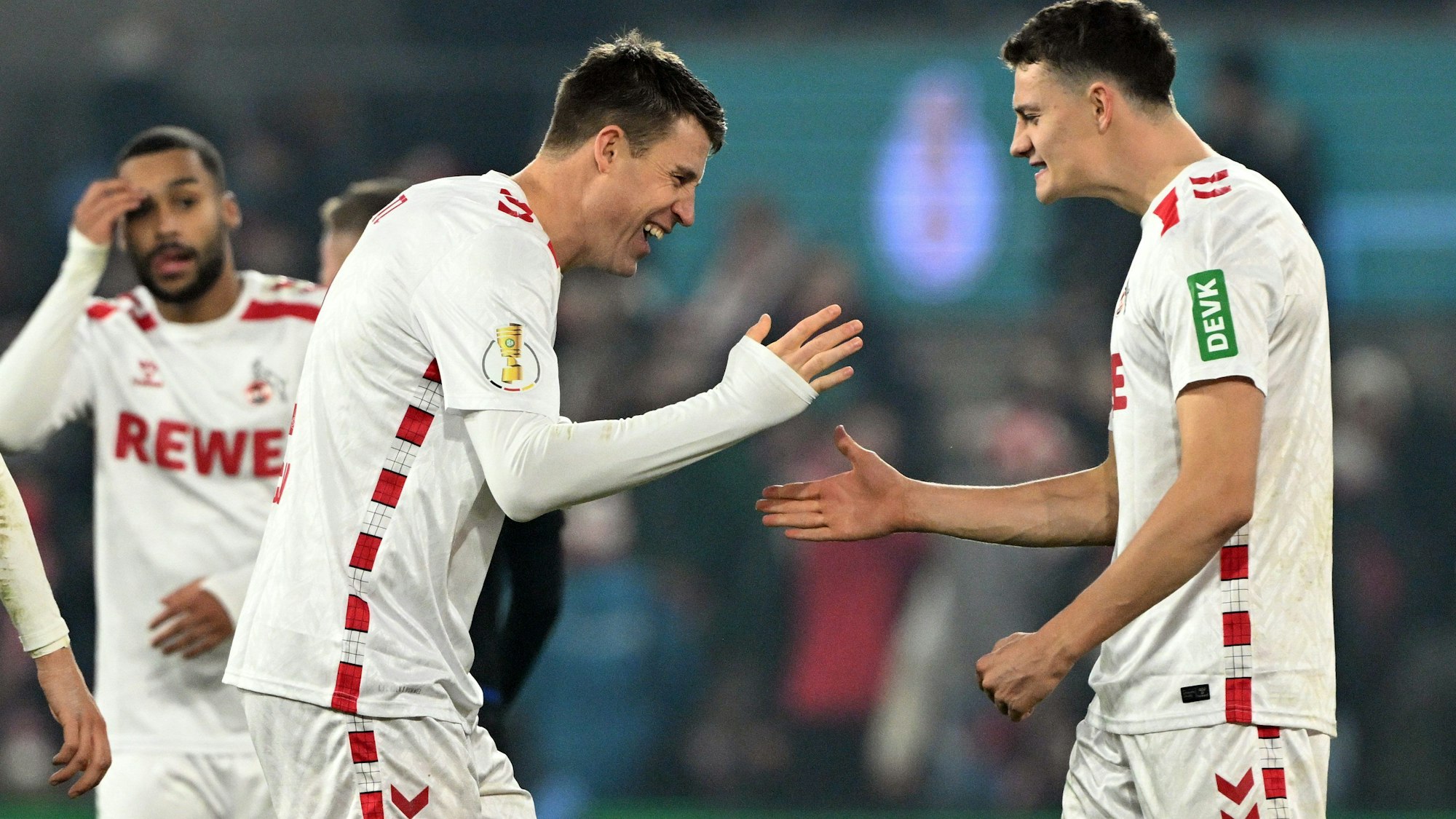 Dominique Heintz (l) und Eric Martel feiern nach dem Sieg.