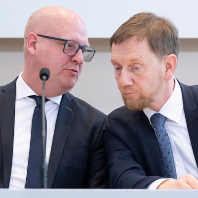Henning Homann (l), Co-Vorsitzender der SPD in Sachsen, und Michael Kretschmer (CDU), Ministerpräsident von Sachsen, nehmen an einer Pressekonferenz im Landtag im November teil. CDU und SPD in Sachsen wollen in einer gemeinsamen Minderheitsregierung anderen Parteien die Hand reichen.