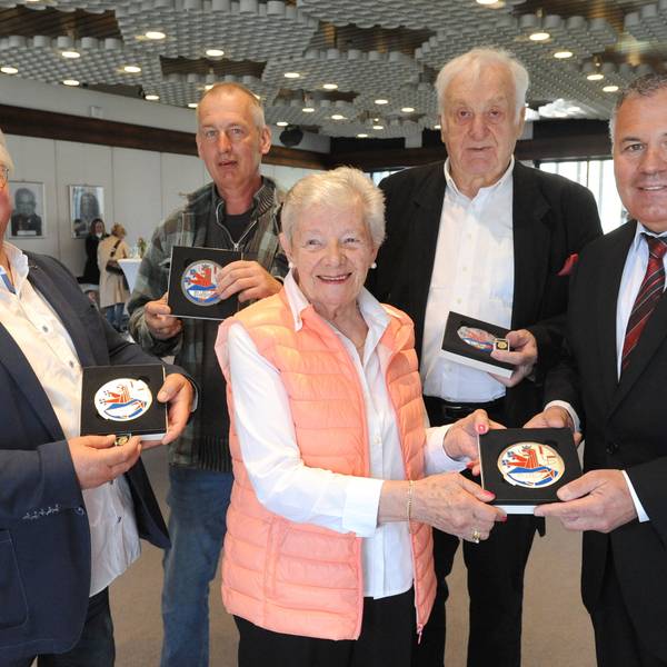 2022 verlieh Bürgermeister Frank Steffes die Ehrenplakette an Rolf Schneider (v.l.), Frank Schmitz (Sohn von Willi Schmitz), Hannelore Kretzer und Georg Klose.Britta Berg